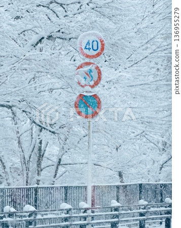 雪中的路標 雪中的路標 136955279