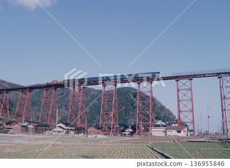 1986年4月1日：一輛老式客車行駛在陽別鐵道橋上。 136955846