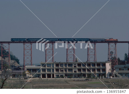 1986年4月1日：一輛老式客車行駛在陽別鐵道橋上。 136955847