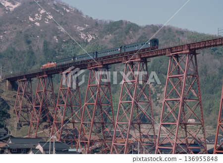 Amarube Viaduct in spring 1986, a DD51 locomotive pulling a train with snow-covered mountains in the background, April 1st. Amarube Viaduct in spring 1986, a DD51 locomotive pulling a train with snow-covered mountains in the background, April 1st. 136955848