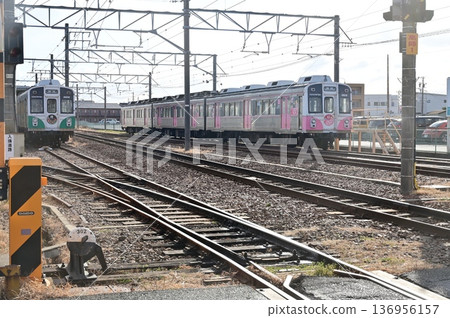 豐橋鐵道厚海線高志站:停車軌道和色彩繽紛的列車 豐橋鐵道厚海線高志站:停車軌道和色彩繽紛的列車 136956157
