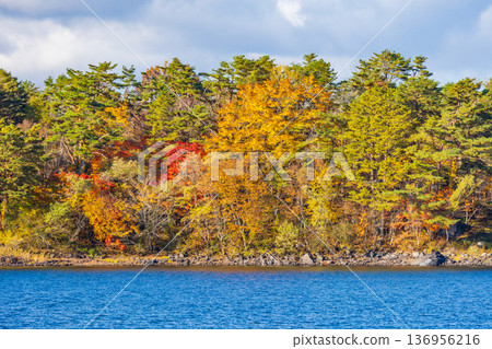 福島縣貔台市的秋天－日原湖的秋葉美景 136956216