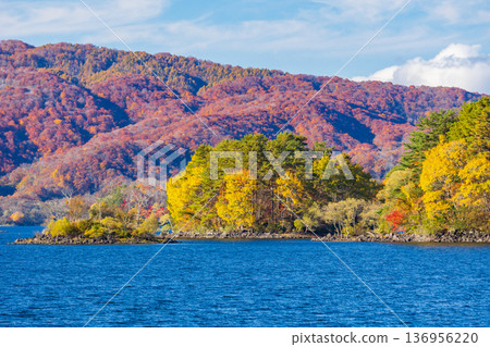 福島縣貔台市的秋天-日原湖的秋葉美景 福島縣貔台市的秋天-日原湖的秋葉美景 136956220