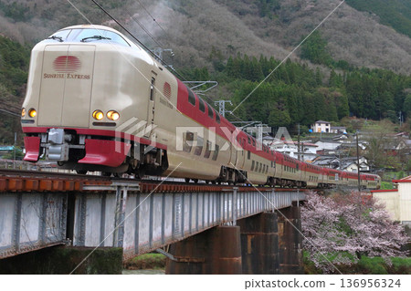 春季，白眉線上的臥舖特快列車「日出出雲號」正在運行。 136956324