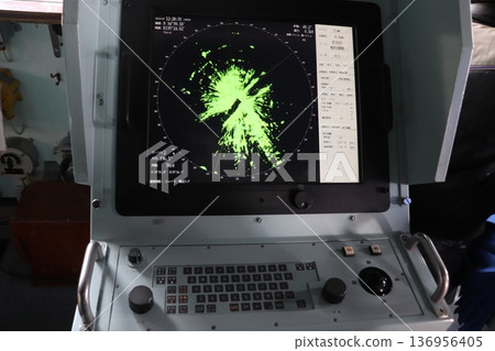 日本海上自衛隊掃雷艇的導航雷達螢幕 日本海上自衛隊掃雷艇的導航雷達螢幕 136956405
