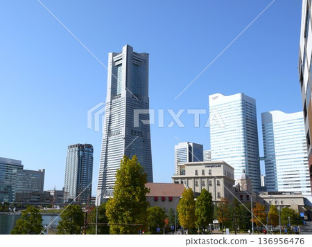 天空下的地標大廈 天空下的地標大廈 136956476