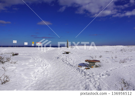 漂流冰海角在一個晴天。 136956512