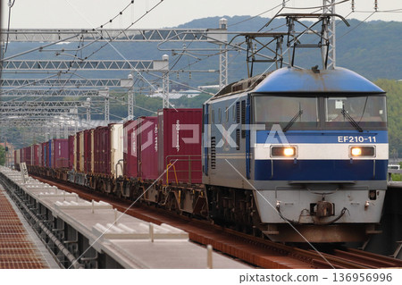 岡山縣:山陽本線貨運列車(由EF210系列0型機車牽引) 岡山縣:山陽本線貨運列車(由EF210系列0型機車牽引) 136956996