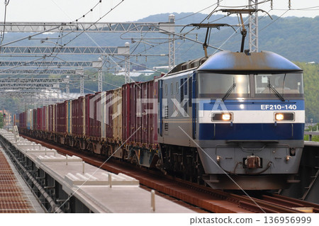 岡山縣內：山陽本線行駛的貨運列車（EF210型100型牽引） 136956999
