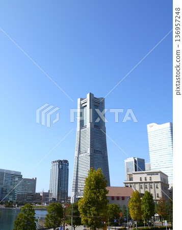 藍天舒展的港未來風景 136957248