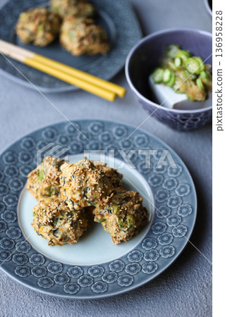 Deep-fried hijiki and chicken Deep-fried hijiki and chicken 136958228
