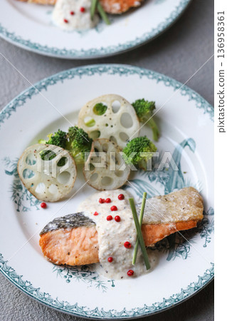 Oil-free salmon meunière Oil-free salmon meunière 136958361