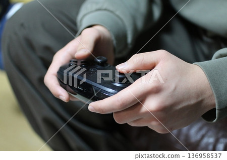 孩子們玩遊戲的手 136958537