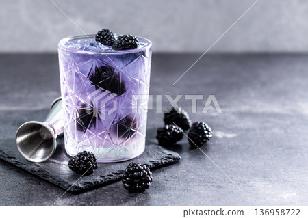 Bramble cocktail with blackberries and crushed Ice. 136958722