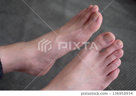 Legs of a man in his 40s 136958934