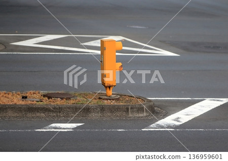 中間帶中的黃色號誌燈（閃光燈） 136959601