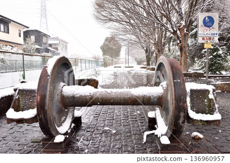 Samukawa Ichinomiya Park green road is quiet and snowy 136960957