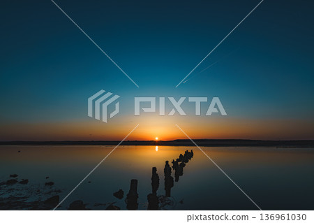 宮城縣仙台市蒲生灘塗的日出。水面上的倒影。 136961030