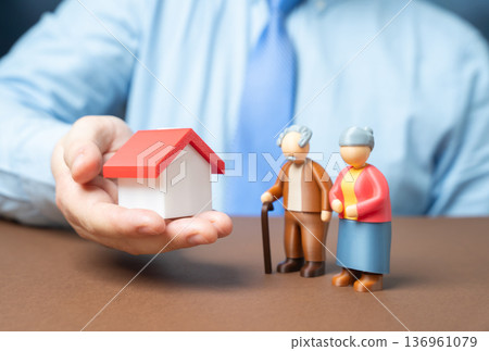 An official provides housing for an elderly couple. Resolving the housing problem for pensioners. Social housing program and state assistance for retirees An official provides housing for an elderly couple. Resolving the housing problem for pensioners. Social housing program and state assistance for retirees 136961079