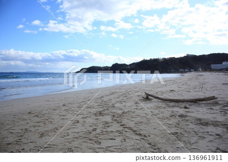 浪潮在沙灘上擊敗 136961911