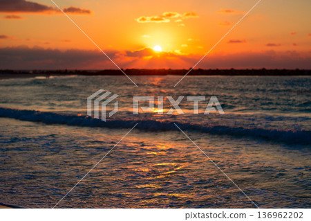 Golden sunrise reflecting on calm mexican ocean surface Golden sunrise reflecting on calm mexican ocean surface 136962202