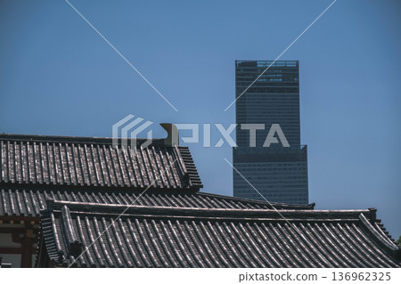 【四天王寺】大阪/阿倍野遙高聳入雲，展現了這座歷史悠久的寺廟的美麗景色 136962325