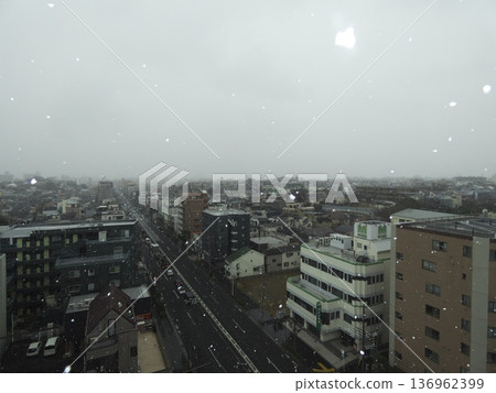 雪景冬日城市景觀和主幹道的鳥瞰圖 136962399