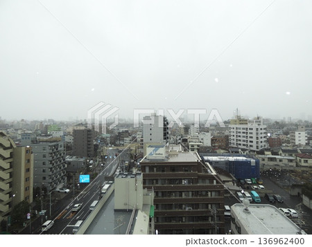 白雪皚皚的冬季城市景觀與道路空拍圖 136962400