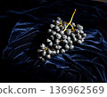 深海軍藍天鵝絨上盛開的天然黑葡萄 136962569