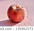 水流傾瀉而下，濺落在新鮮的粉紅色桃子上。 136962573