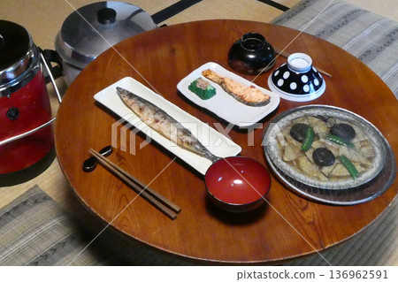 岩手縣盛岡市那田屋町一棟聯排別墅內,主人在圓桌旁享用晚餐。 岩手縣盛岡市那田屋町一棟聯排別墅內,主人在圓桌旁享用晚餐。 136962591