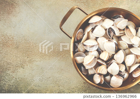 freshly frozen vongole clams, in a frying pan, top view, no people, 136962966