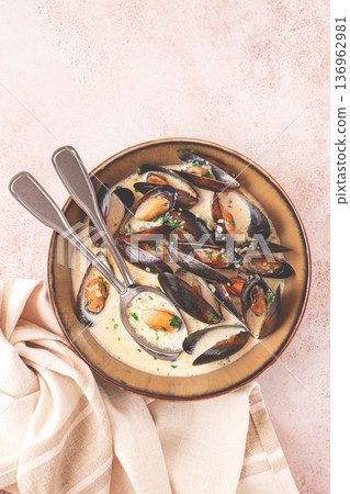 Mussels in creamy garlic sauce, served with fresh herbs and spices, homemade, no people, Mussels in creamy garlic sauce, served with fresh herbs and spices, homemade, no people, 136962981