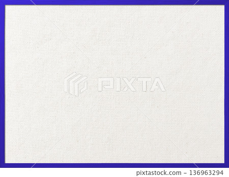 背景圖為一塊白色棉麻帆佈板，配有細長的藍紫色木框。 136963294