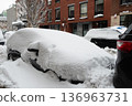 2026年2月，紐約遭遇暴雪，汽車被埋在雪中。 136963731
