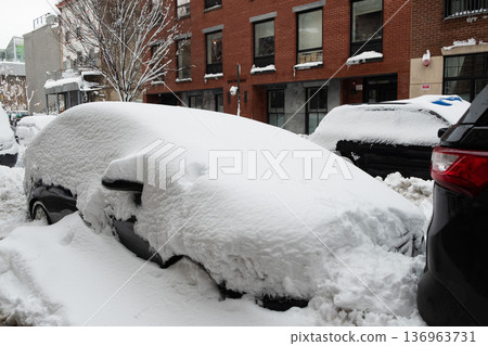 2026年2月，紐約遭遇暴雪，汽車被埋在雪中。 136963731