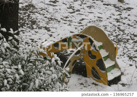 東谷中公園的遊樂場設施被雪掩埋 東谷中公園的遊樂場設施被雪掩埋 136965257