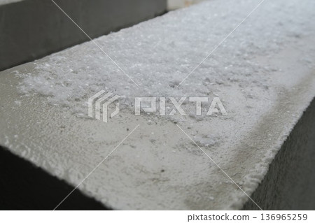 眾議院選舉:公寓大樓走道上落雪引發混亂 眾議院選舉:公寓大樓走道上落雪引發混亂 136965259