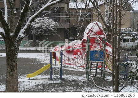 The snow-covered playground equipment is at Higashi Yanaka Park, also known as Tako Park. 136965260