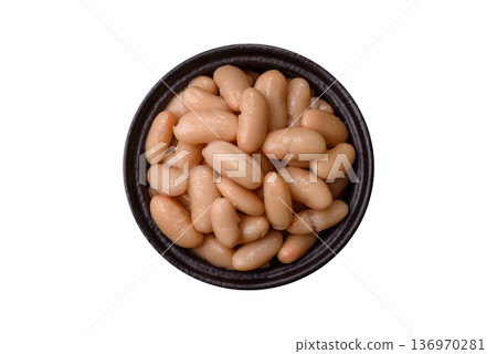 Canned white beans, prepared as an ingredient for a classic English breakfast. Canned beans 136970281