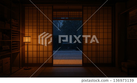 寧靜的室內，溫暖的晚間燈光照亮了日式衣櫃。 136973139