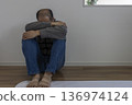 一名情緒低落的男子在房間裡擺出體操姿勢（日本人，30多歲，無臉） 136974124