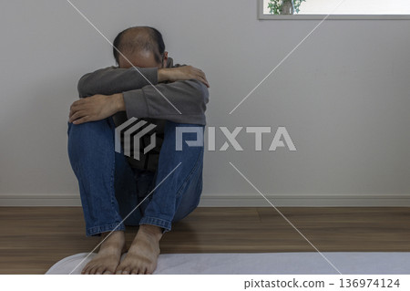 一名情緒低落的男子在房間裡擺出體操姿勢（日本人，30多歲，無臉） 136974124