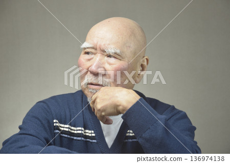 一位憂心忡忡、不滿的老者,上半身特寫 一位憂心忡忡、不滿的老者,上半身特寫 136974138