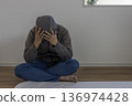 一名男子坐在房間裡，神情沮喪（日本人，30多歲，無臉） 136974428