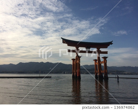 The large torii gate over the sea at Itsukushima Shrine on Miyajima Island in Hiroshima and the Seto Inland Sea scenery The large torii gate over the sea at Itsukushima Shrine on Miyajima Island in Hiroshima and the Seto Inland Sea scenery 136974862