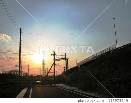 東武鐵道800系列車在黃昏時分駛過354號國道立體交叉（2014年3月16日），與東茂地區幹線公路繞行線交叉。 136975249