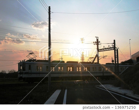 夕陽映照下的東武鐵道800系列車駛過354號國道高架橋（2014年3月16日）東茂地區幹線公路 136975250