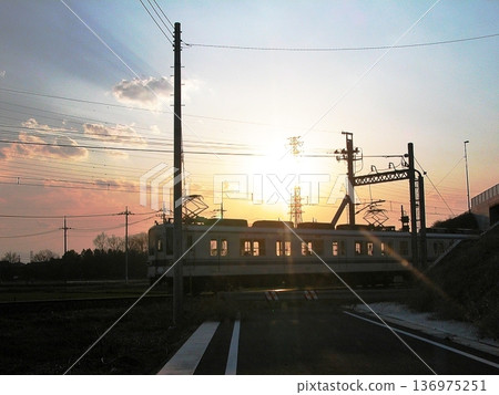 黃昏時分的東望地區幹線公路、354號國道繞行高架橋和東武鐵道800系列車（2014年3月16日）伊勢崎 136975251