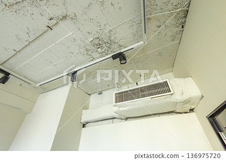 ceiling-mounted air conditioner 136975720